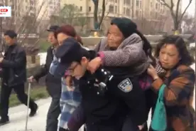 【视频】老太跌倒头部流血不能动，警察背起她就上警车