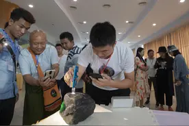 直播带动缅甸翡翠产业链，买手主播月入十万落下职业病视频封面