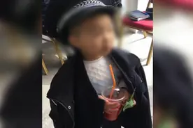 4岁小萌娃商场走丢，“点名”要找警察叔叔：见到他们就不害怕了视频封面