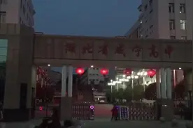 女生须发不搭肩否则回家？校方称措辞有误视频封面