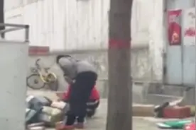 韵达快递暴力分拣再遭投诉，面对记者女子态度嚣张：不用大惊小怪视频封面
