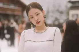 Jennie的衣服上写着几个字：少女感看这里图片
