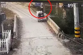 年轻妈妈飞奔肉身挡车救4人，腿被撞断视频封面