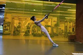 何穗穿粉色紧身运动服练空中瑜伽 引发粉丝尖叫图片