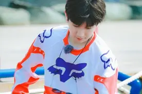 王源《哈哈》路透曝光 站姐驾船架长枪短炮硬核追星图片