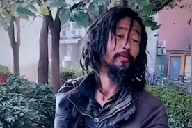 “金句”流浪汉自称公务员，还在领工资视频封面