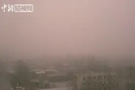喀什地区遭遇大面积沙尘天气 喷雾洒水车不间断工作洒水降尘视频封面