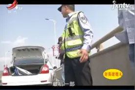 南昌：发生车祸车旁协商 又遇二次事故两人身亡视频封面