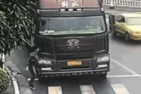 奇葩！卡车车头挂个人，竟为挡车牌图片