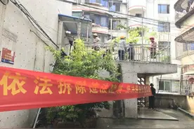 公共露台怎能改成私家花园？拆！图片