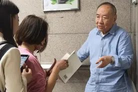 老人和善推销自译小说走红，结交六千读者视频封面