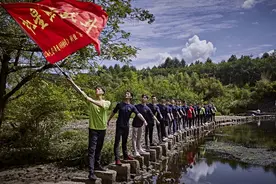 “岭上开遍哟映山红”，追寻着潘冬子的足迹，上芭版《闪闪的红星》“回家”图片