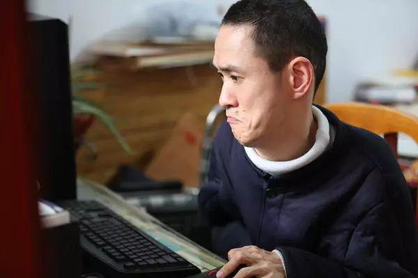 励志！嘴唇击键盘，脑瘫男子用舌尖敲出百万字科幻作品