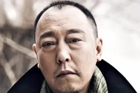 倪大红年轻时有多帅？网友P掉了他的眼袋，瞬间撞脸吴彦祖！图片