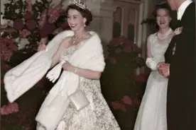 女王当年穿天蓝长裙，配白狐披肩惊艳，如今一头银发魅力不减！图片