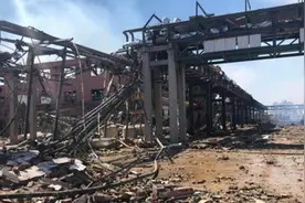 响水爆炸事故现场消防车被堵 消防员徒手拿器材“逆行”救援视频封面