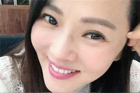 49岁伊能静送儿子上高中，二人合照似姐弟，但友人的长相更惊艳图片