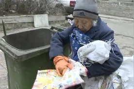 88岁老太衣食无忧仍每天拾荒，卖的钱一分不留，全做了这一件事！视频封面