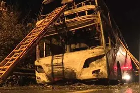 26人死亡！湖南常长高速一大巴突然起火，车辆被烧得只剩空架视频封面
