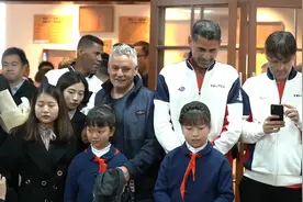 走进这所小学   看足坛传奇球星“对阵”小学生视频封面