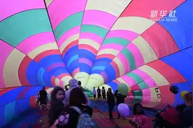 晨雾中的热气球视频封面