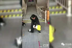 “儿童逃脱术”视频爆红网络 如此逃脱靠谱吗？图片