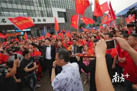“先有露天矿，才有茂名市！”近万市民环绕茂名城市“原点”健步行图片