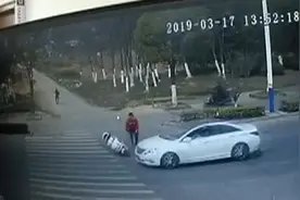 真相大白！轿车与电动车相撞后肇事逃逸？监控画面还原事情真相视频封面