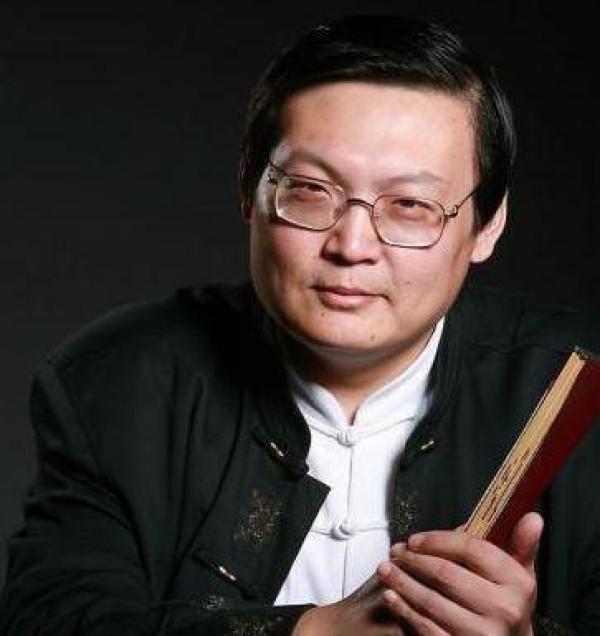 梁宏达简历优化（梁宏达隐藏多年的妻子曝光是央视美女主持人）