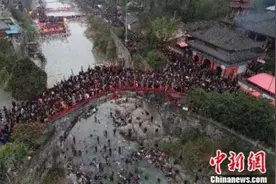 “春社日”逾17万游客聚四川安州踩桥祈福图片