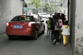 娃娃上学路上人车打挤存隐患 交警现场与家长探讨解决方案图片