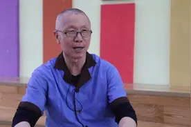 深圳一学校现会钢琴的“扫地僧”，称自己爱好音乐是为了愉悦身心视频封面