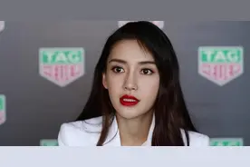 杨颖白色正装亮相干练优雅 希望从生活中找到创作元素视频封面