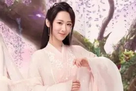 杨紫现身三亚参加经纪人婚礼，穿白裙跟粉丝拥抱，手拿捧花很幸运图片