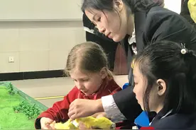 英国师生自远方来“恐龙之乡”  做恐龙、观恐龙不亦乐乎视频封面