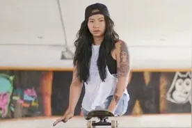 泰国一女孩出生就没有双腿，靠双手撑起一片天，感动了很多人！图片