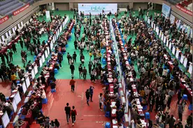 2019安徽共青团组织服务青年就业系列公益招聘会在安徽大学启动图片