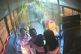 男子乘公交不付钱还脚踢司机 两女大学生劝阻图片