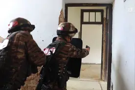 福建武警“魔鬼周”极限训练上演“楼内反劫持”视频封面