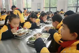 【视频】如何保障孩子“舌尖上的安全”？记者探访南京两所小学食堂后厨视频封面