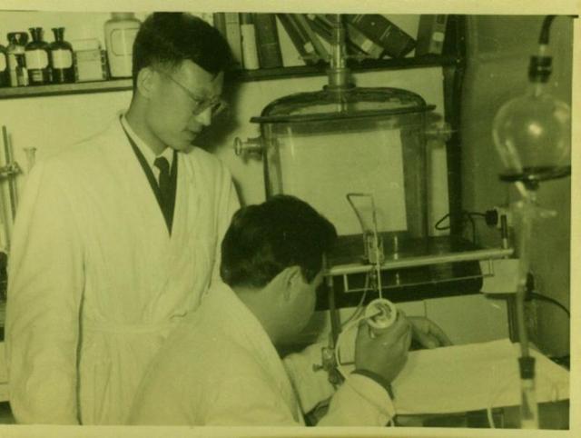 戚正武院士领衔在国内最早阐明蛋白质氨基酸序列，71岁参与筹建同济大学蛋白质研究所