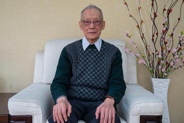 戚正武院士领衔在国内最早阐明蛋白质氨基酸序列，71岁参与筹建同济大学蛋白质研究所