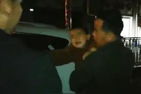 父亲贩毒被抓2岁男孩派出所住8天 离别时抱着“奶爸民警”不肯松手视频封面