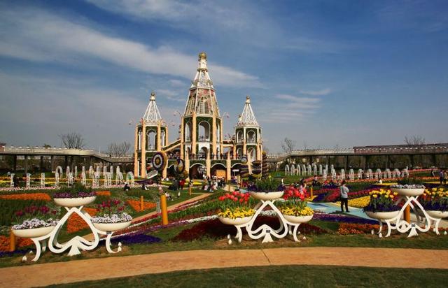 内含福利！等你来撒欢！大到罕见的魔都“奇迹城堡”里，巨型花海已达颜值巅峰！还有“神奇动物”出没呢！