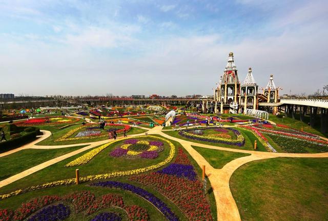 内含福利！等你来撒欢！大到罕见的魔都“奇迹城堡”里，巨型花海已达颜值巅峰！还有“神奇动物”出没呢！