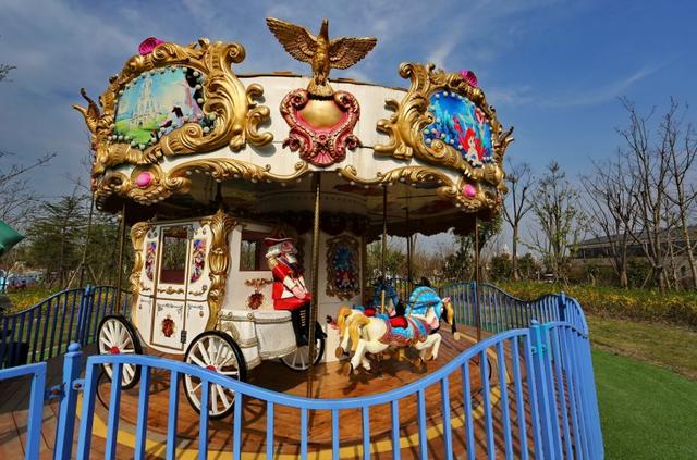 内含福利！等你来撒欢！大到罕见的魔都“奇迹城堡”里，巨型花海已达颜值巅峰！还有“神奇动物”出没呢！