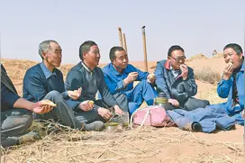 六老汉三代人苦干38年:每家必须出一个后人，把沙治下去图片
