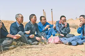 六老汉三代人苦干38年:每家必须出一个后人，把沙治下去图片