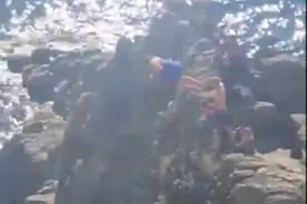 意大利女子挑战极限悬崖跳水肚子先落水险受伤图片