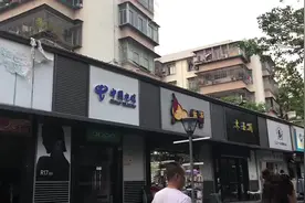 深圳一临街商铺被要求换广告牌，执法队回应称为户外广告统一要求视频封面
